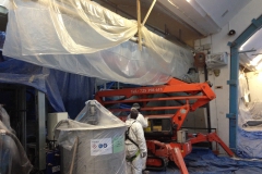 Munkavégzés szerelőpódiumról