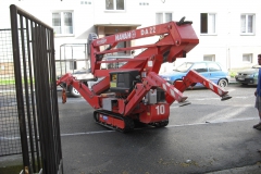 Munkavégzés szerelőpódiumról