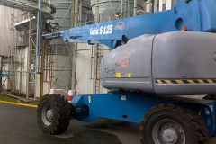 Munkavégzés szerelőpódiumról