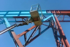 Munkavégzés szerelőpódiumról