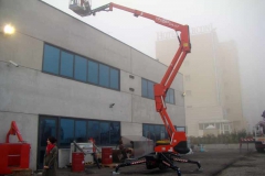 Munkavégzés szerelőpódiumról