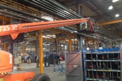 Munkavégzés szerelőpódiumról