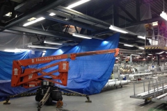 Munkavégzés szerelőpódiumról