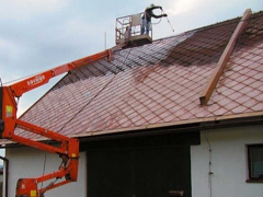 Čištění eternitové střechy tlakem vody ( Středočeský kraj okres Praha-východ)