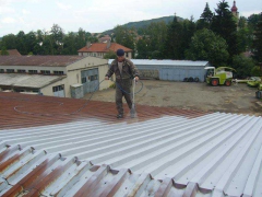 Nanesení antikorozní základní epoxidové barvy na plechovou střechu ( Středočeský kraj okres Beroun)