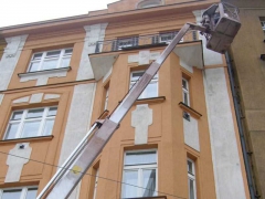 Ošetření fasády z pracovní plošiny ( Středočeský kraj okres Praha-západ)