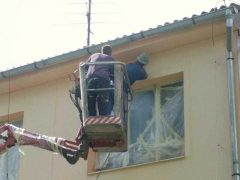 Nátěr břizolitové omítky, zakrytí oken malířskou folií, použití fasádních barev ( Středočeský kraj okres Příbram)