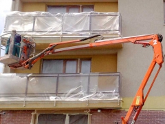 Renovace fasády, zakrytí balkonů pomocí zakrývací folie, práce z pracovních plošin ( Plzeňský kraj okras Domažlice)