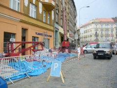 Zábor komunikace před realizací opravy fasády domu ( Středočeský kraj okres Praha-západ)