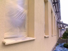 Aplikace fasádních barev a zakrytí oken objektu malířskou folií ( Jihočeský kraj okres Český Krumlov)