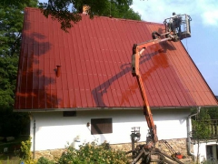 Nátěry plechových střech z pracovní plošiny ( Jihočeský kraj okres Písek)