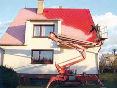 Údržba střechy domu z pracovních plošin ( Karlovarský kraj okres Karlovy Vary)