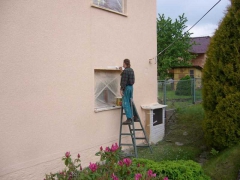 Nátěr rámečků kolem oken fasádními barvami, zakrytí oken krycí plachtou ( Jihočeský kraj okres České Budějovice)