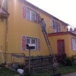 Malování rámečků kolem oken ( Jihočeský kraj okres Strakonice)