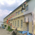 Nanesení penetračního a barevného nátěru na fasádu objektu ( Středočeský kraj okres Praha-východ)