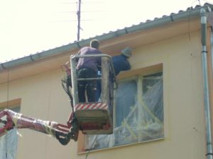 Nátěr břizolitové omítky, zakrytí oken malířskou folií, použití fasádních barev ( Středočeský kraj okres Příbram)