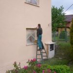 Nátěr rámečků kolem oken fasádními barvami, zakrytí oken krycí plachtou ( Jihočeský kraj okres České Budějovice)
