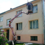 Renovace fasády obytného domu z pracovní plošiny ( Jihočeský kraj okres Písek)