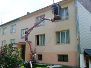 Renovace fasády obytného domu z pracovní plošiny ( Jihočeský kraj okres Písek)