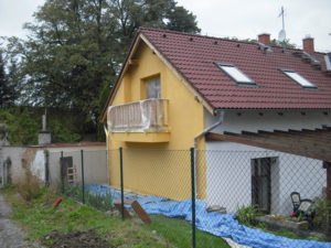 Naše práce začíná zalepením oken, parapetů a dalších snadno zašpinitelných míst pod zakrývací fólie a plachty.