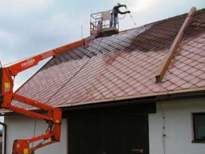 Čištění eternitové střechy tlakem vody ( Středočeský kraj okres Praha-východ)