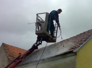 Čištění taškové krytiny (bobrovky) ( Plzeňský kraj okres Rokycany)